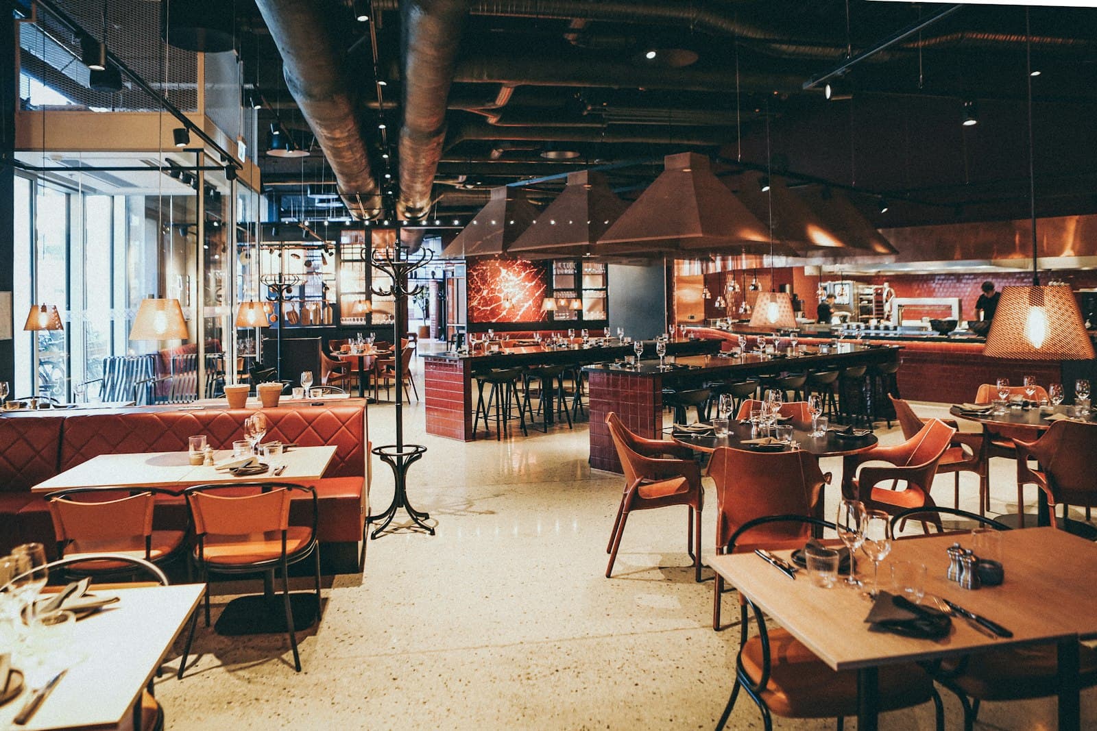 Intérieur de bistrot — photographie d’atmosphère