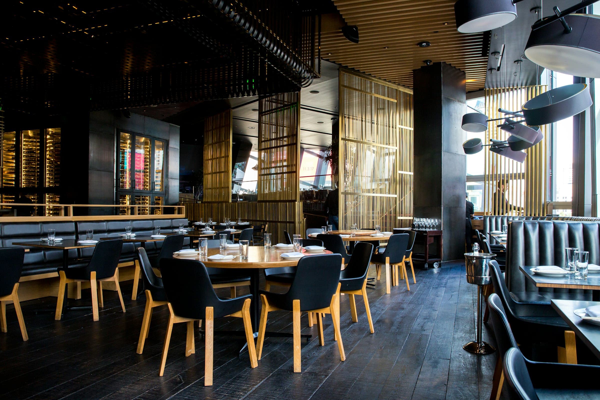 Ambiance de bistrot — photographie d’atmosphère, non prise chez Des Terres
